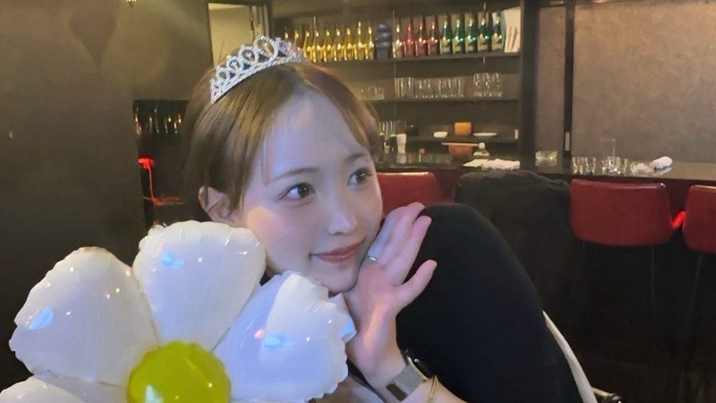 ティアラをつけて大きな花のバルーンを抱えるあちもん