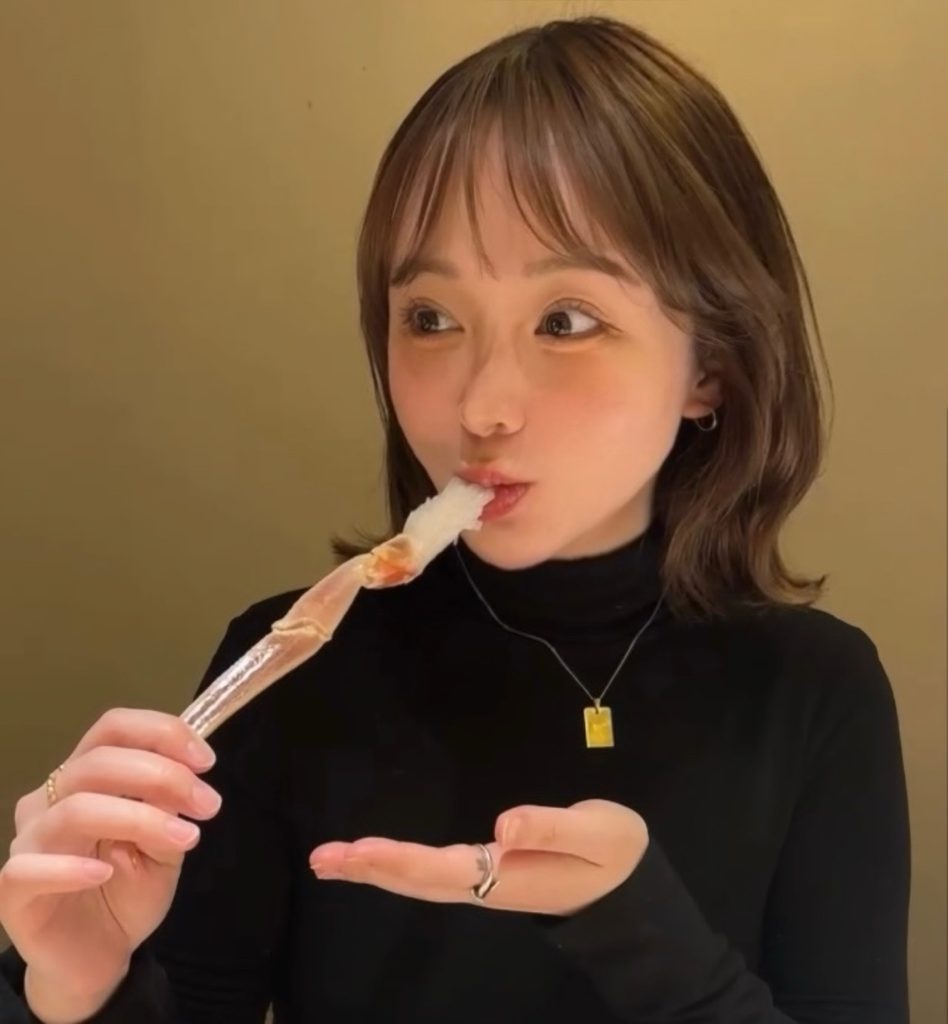 大好物のかにを楽しむあちもん