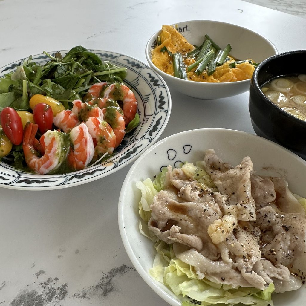 海老や豚肉、野菜、汁物を取り入れた手作りの食卓