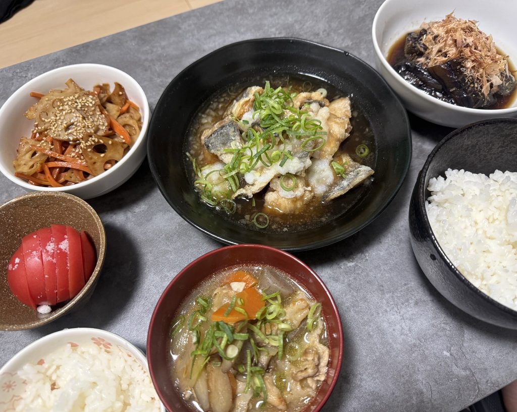 魚料理と野菜の副菜、汁物を並べた手作りの食卓